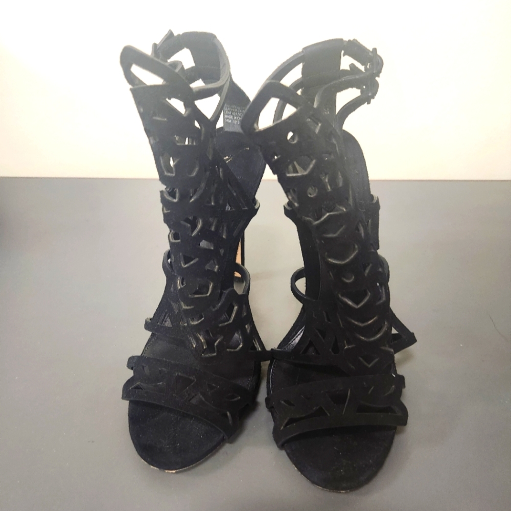 B BY BRIAN ATWOOD LAPLATA LASER CUT SANDALS heels Sz 9